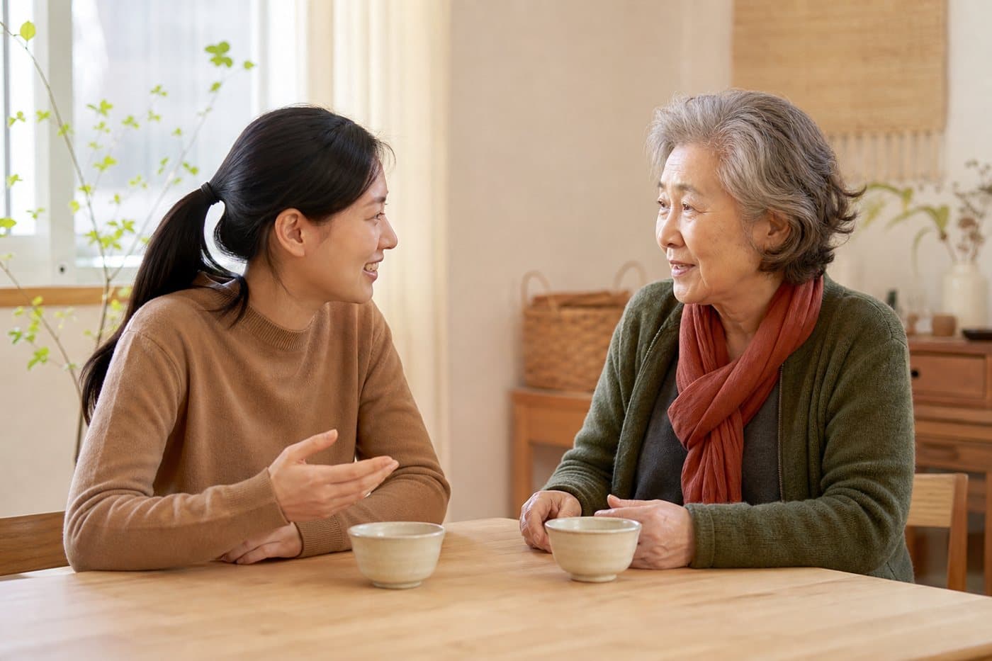 창가 테이블에 마주 앉아 이야기를 나누는 두 사람