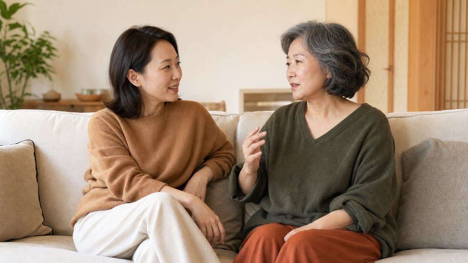 소파에 나란히 앉아 이야기하는 두 사람